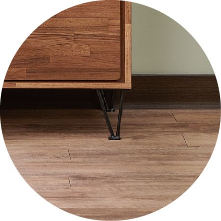 Чистая отделка из восстановленной тиковой кожи добавляет ощущение иерархии.